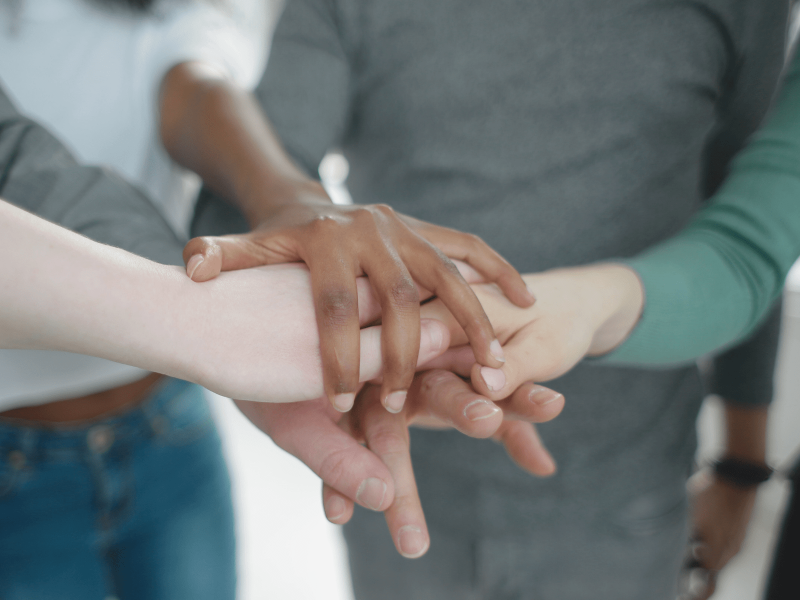 Hände werden aufeinander gelegt