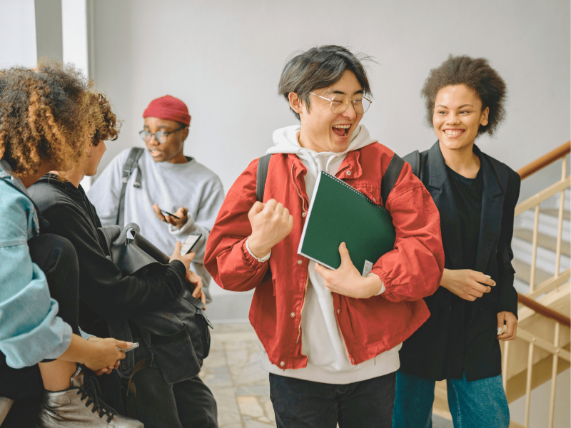 eine Gruppe von DaZ-Lernenden lacht zusammen